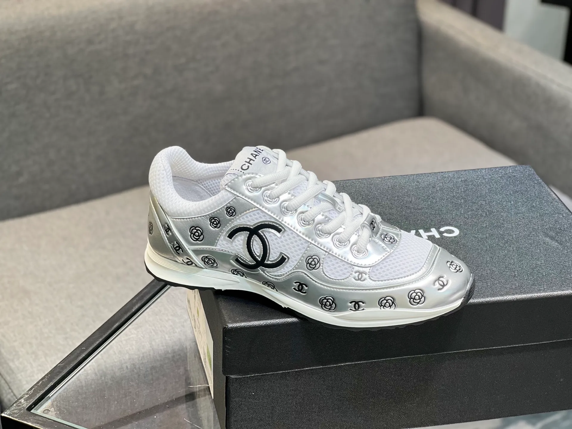 Men's men's shoes 💰640 Exclusive real shot (top version) CHANEL Chanel 2025ss color matching thick-soled casual sports shoes and sneakers. The counter is synchronized. The counter is very popular. A shoe that is very difficult to buy. The most popular thick-soled panda shoes on the Internet. It can be imagined that Xiaoxiang control can't miss it. It has both good looks and comfort. Simple and versatile white shoes. The thick sole increases the height and is super versatile. Close your eyes and wear it. Whoever wears it will look better. Upper: calfskin Lining: imported sheepskin lining Outsole: TPU original outsole Size: 35-44 (customized for women 41 and 40, and 45 for men)